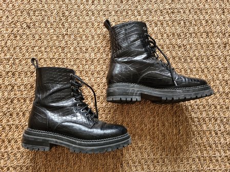 Minelli leather shoes\\n\\n12/12/2022 4:06 PM