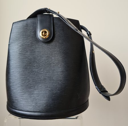 Louis Vuitton handbag\\n\\n12/12/2022 5:30 PM