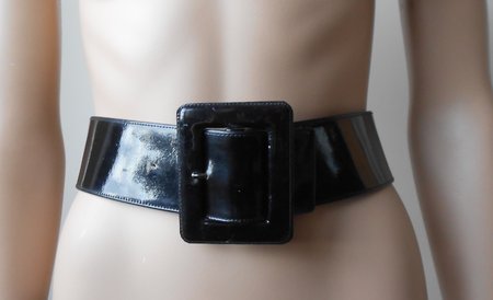 Yves Saint Laurent leather belt\\n\\n12/12/2022 4:10 PM