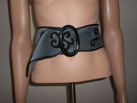 Yves Saint Laurent leather belt\\n\\n12/12/2022 5:26 PM