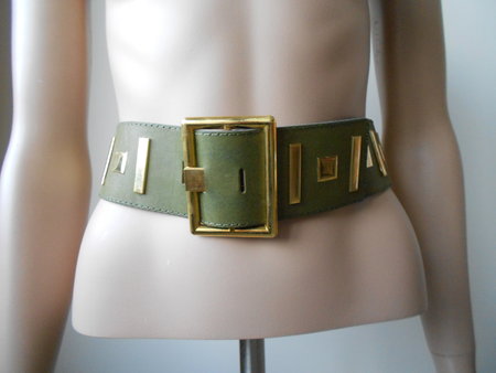 Yves Saint Laurent leather belt\\n\\n12/12/2022 5:41 PM