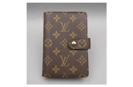 Louis Vuitton card holder\\n\\n12/12/2022 5:44 PM